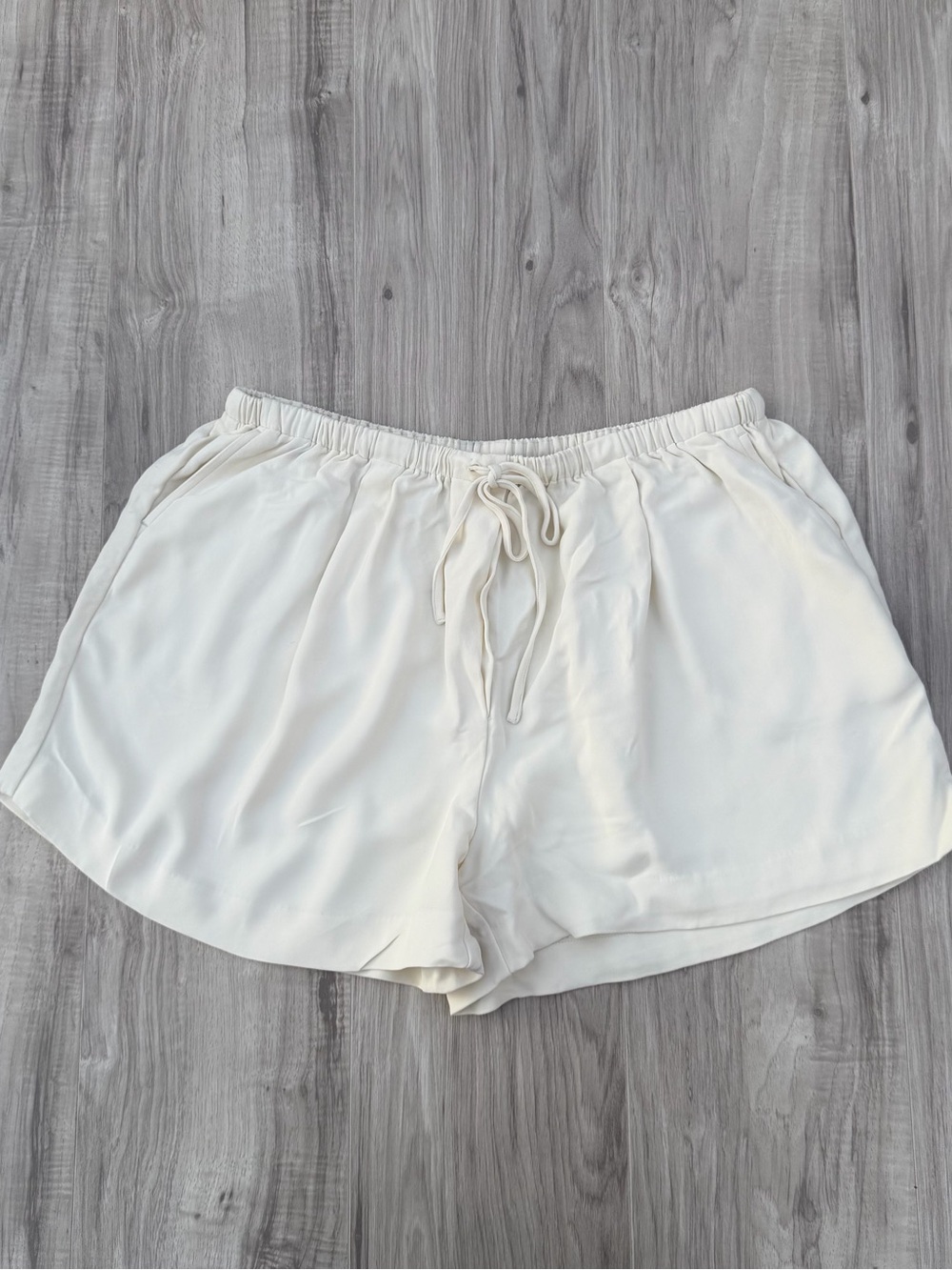 SOLID & STRIPED cream-colored lounge shorts with an elastic waistband